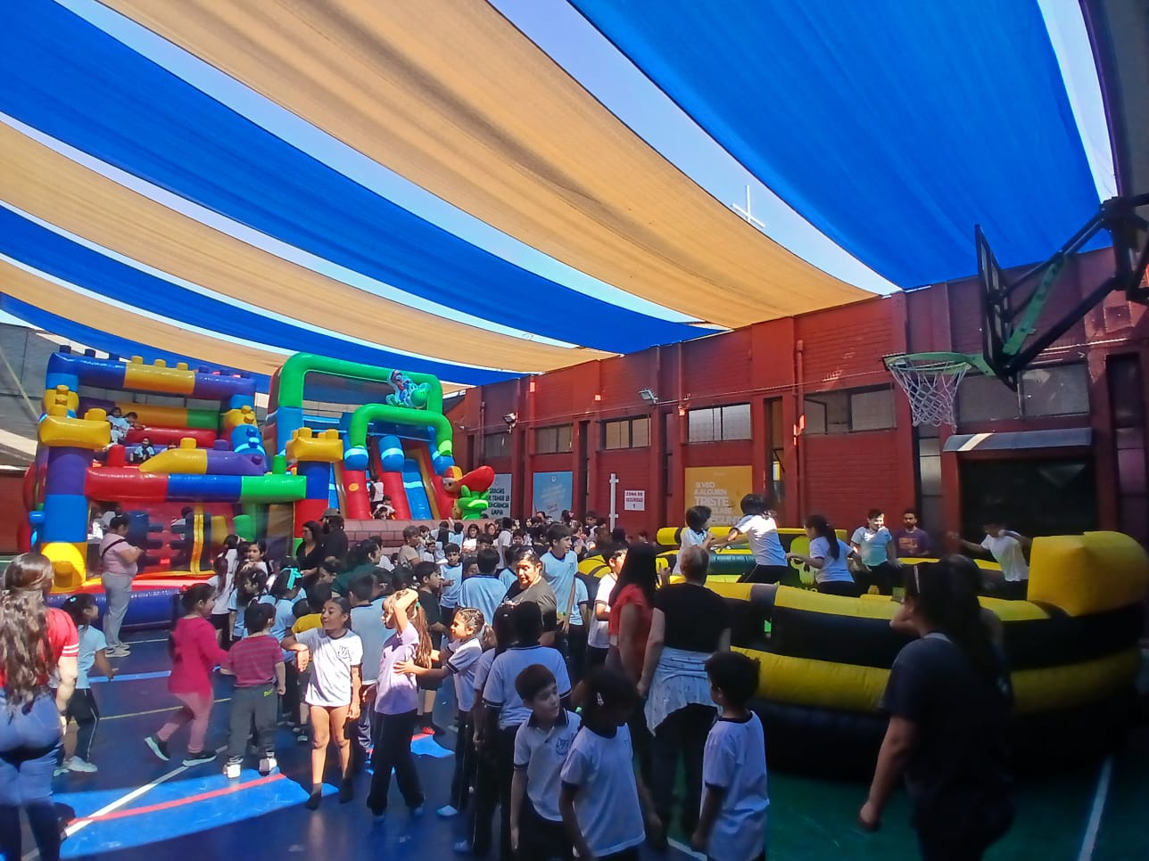 Evento escolar con múltiples juegos y niños