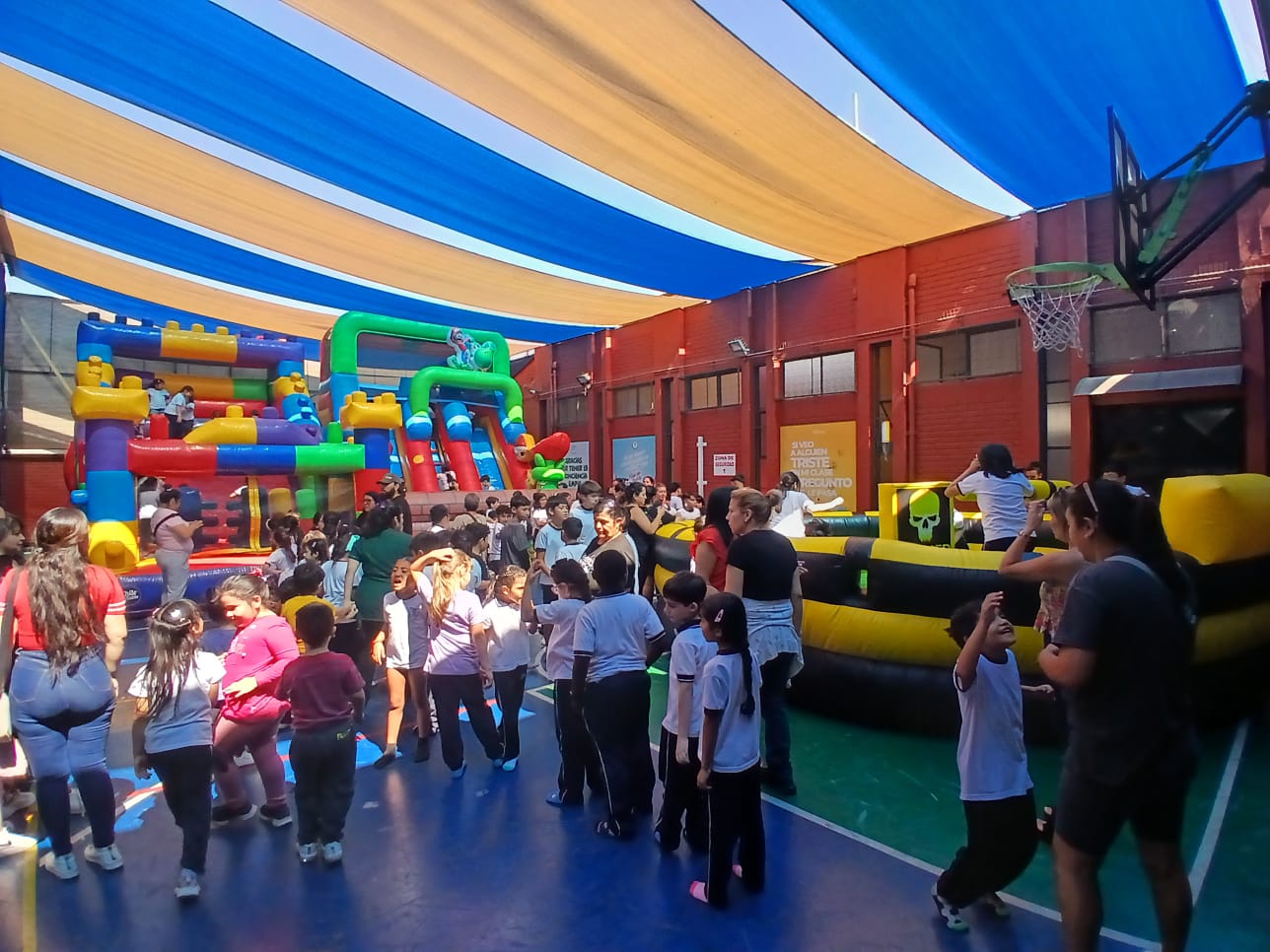 Evento escolar con juegos inflables y recreativos