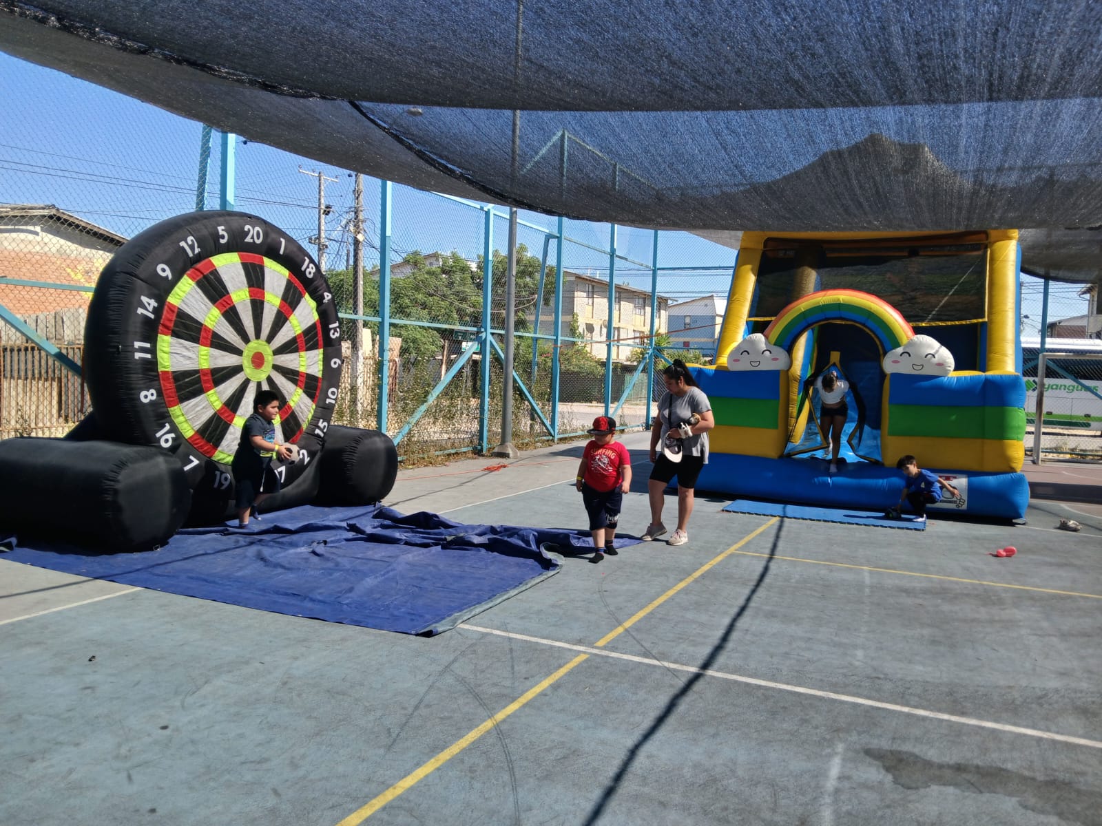 Niños en juego inflable y diana