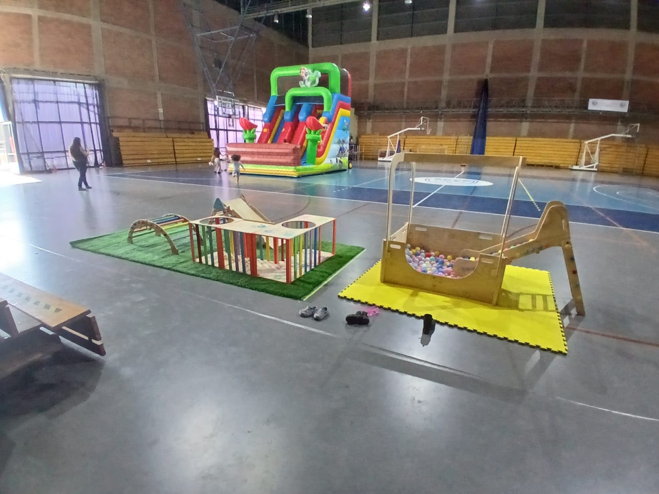 Evento con plaza blanda y tobogán inflable